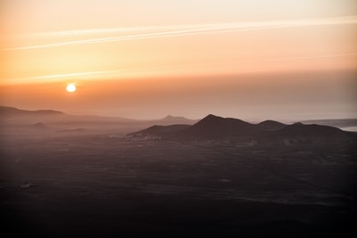 山在日出
